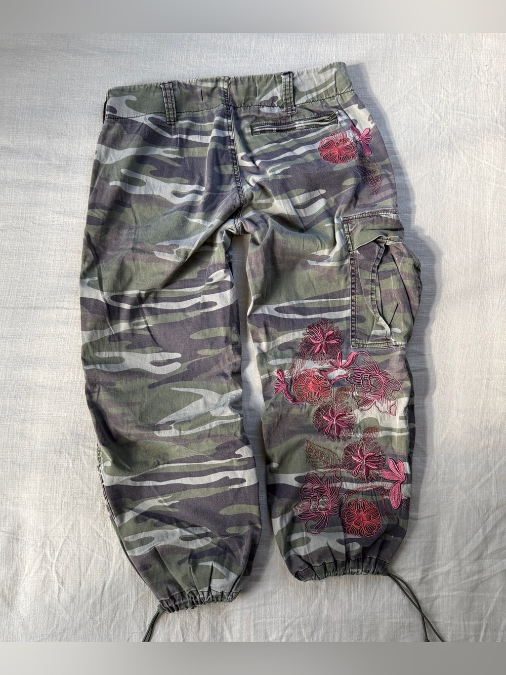 Vintage Y2K Express Low Rise Baggy Camo Cargo Capris Floral Embroidery
